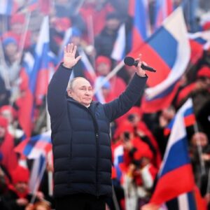 Putin come una rockstar allo stadio “Fermeremo il genocidio dei russi”